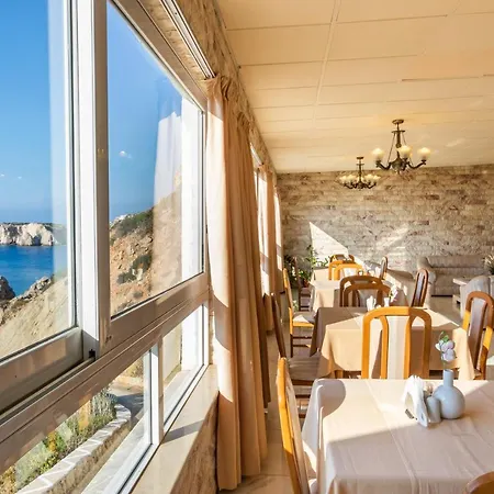فندق Castelia Bay 2*